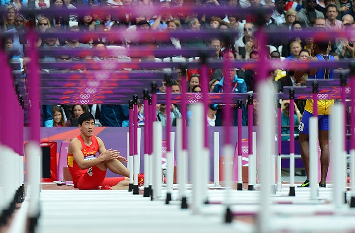 Ngôi sao chạy vượt rào của Trung Quốc bị ngã ngay sau khi vượt qua rào thứ nhất, đáng tiếc khi đây là ky Olympic thứ 2 giấc mơ vàng của Lưu Trường dang dở vì chấn thương...